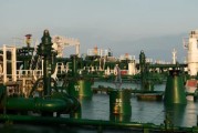 五行改名国际油价周二收高 地缘政治担忧与美元走弱双重支撑