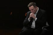 五行改名特斯拉股价收涨超3%：特朗普无意沟通，马斯克父亲劝儿子低头