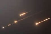 五行改名伊朗以导弹齐射回应以色列的大规模袭击